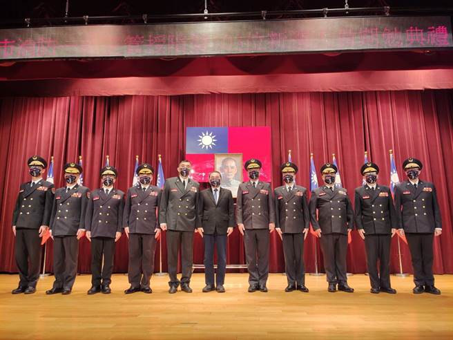 新北消防力再升级，新北消防大队长授阶暨103位新生报到。(新北市消防局提供)