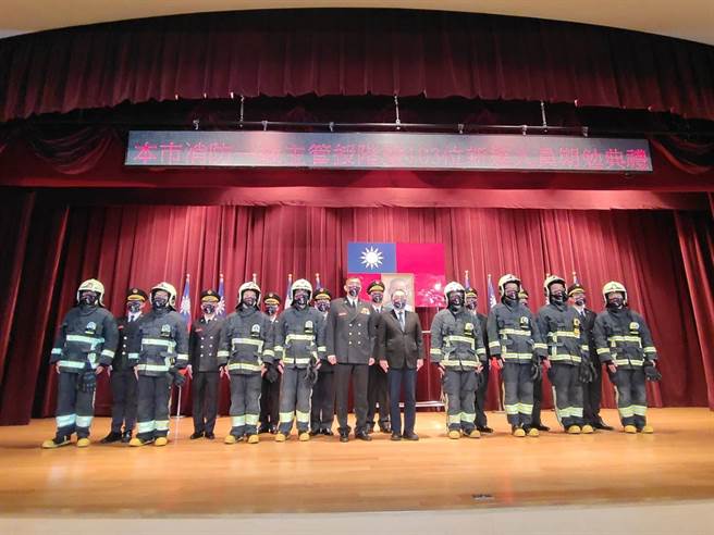 新北消防力再升级，新北消防大队长授阶暨103位新生报到。(新北市消防局提供)
