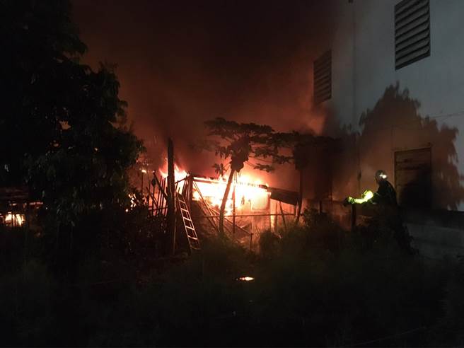 台东县关山镇1栋木造平房今天传出火警，独居老翁获救仅些微烧烫伤。（民眾提供）