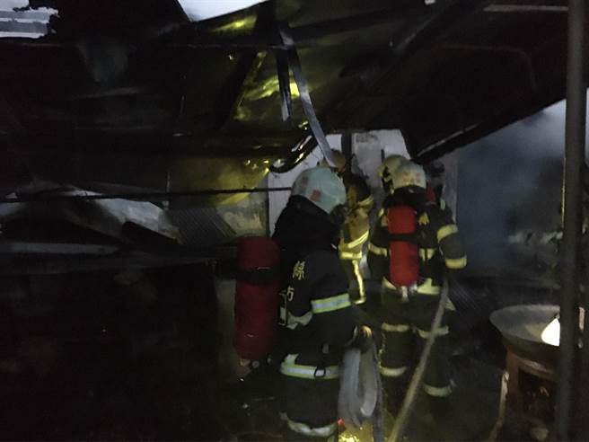 台东县关山镇1栋木造平房今天传出火警，独居老翁获救仅些微烧烫伤。（民眾提供）