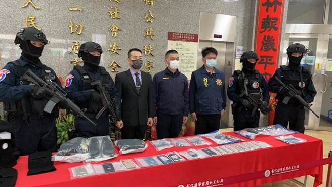 彰化刑大队长许忠彦（左三）率攻坚的霹雳小组员警，在和美分局与分局长叶文启(中)、侦查队长郑登源共同宣布伸港蒙面持枪抢案破案。（警方提供／谢琼云彰化传真）
