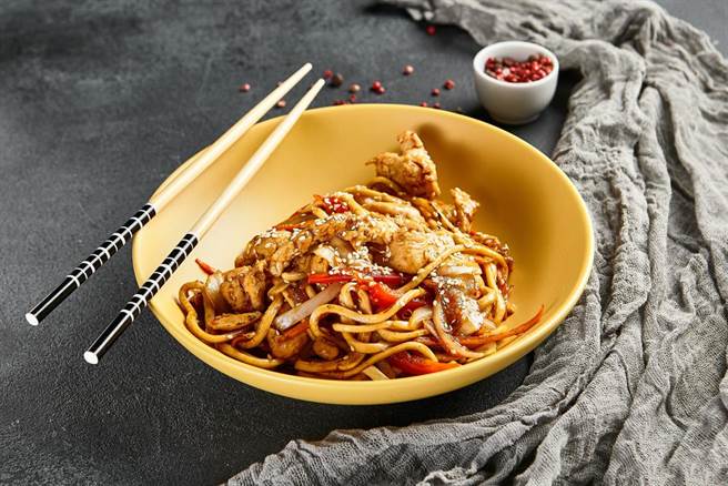 一名大学生吃完隔夜鸡肉麵，不幸引发败血症，被迫截肢才能保全性命。（示意图／Shutterstock）