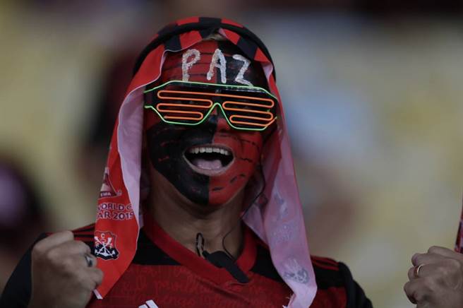 巴西一位佛朗明哥足球迷在脸上彩绘球队图案。（美联社资料照）