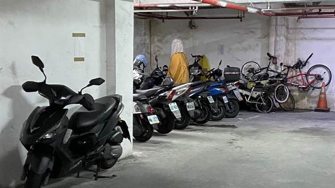 一名男網友卻抱怨，下雨後社區的鄰居直接把雨衣立在機車上晾乾，遠看就像是有人坐在機車上，讓他看得差點閃尿。（圖／翻攝自爆廢公社）