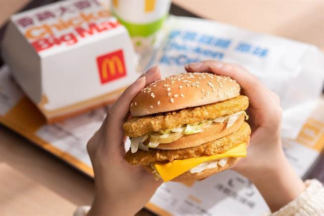 （麦当劳大麦克新成员「香鸡大麦克」，标榜採用双层酥炸鸡排搭配经典大麦克酱，让不吃牛的民眾也能大快朵颐。图／台湾麦当劳提供）