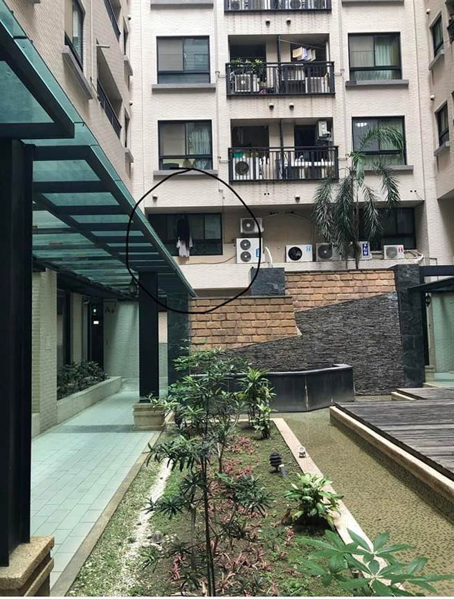 網友分享自己看到的「雨衣鬼」。（圖／翻攝自爆廢公社）