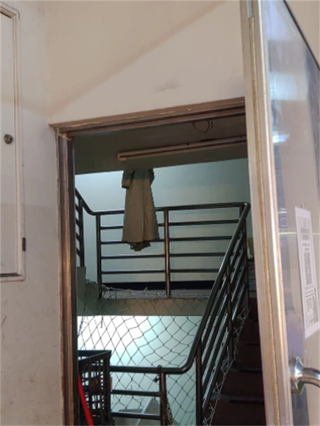 網友紛紛蓋起「雨衣鬼」樓。（圖／翻攝自爆廢公社）