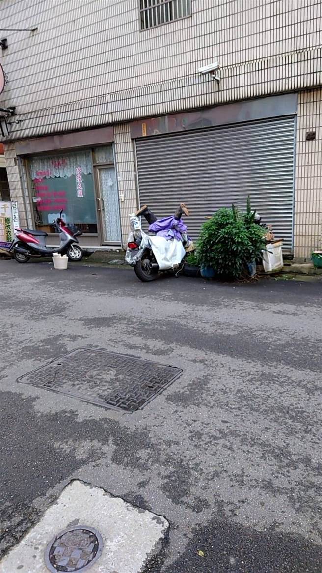 各種奇葩式曬雨衣，引發網友爆笑。（圖／翻攝自爆廢公社）