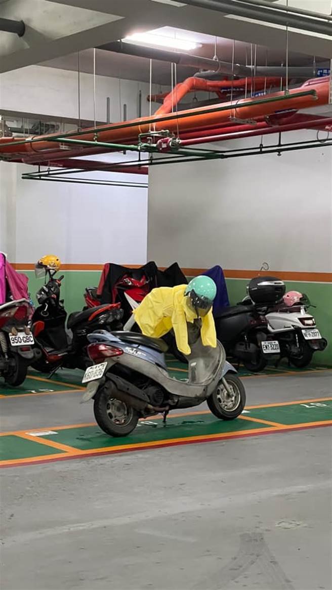 網友分享自己看到的「雨衣鬼」。（圖／翻攝自爆廢公社）