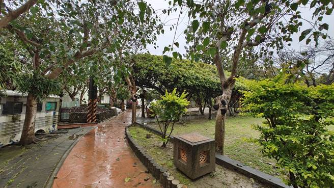 台中市消防局在21日清晨8点40分获报年约60多岁男子倒卧潭子区石牌公园厕所内，已明显无生命徵象，消防局获报后到场发现男子已OHCA，并通报辖区员警厘清其身份。（民眾提供）