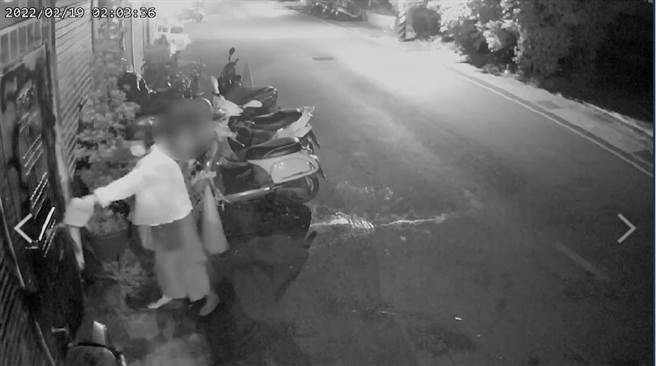 王女2月19日凌晨提油桶至林姓前男友住家纵火，犯行被监视器全录下。（翻摄照片／石秀华高雄传真）