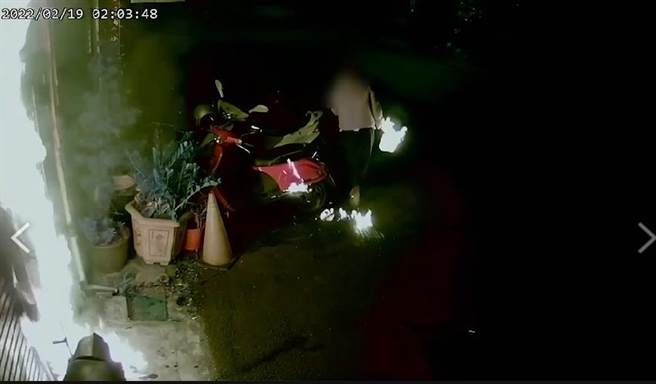 王女朝林家住家大门泼洒汽油后点火，随即逃离现场，过程中，自己一度被火烧波及。（翻摄照片／石秀华高雄传真）