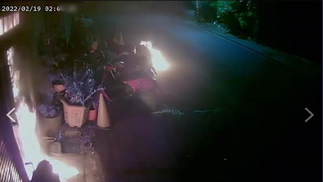 林家被王女纵火后，瞬间引发火势，所幸仅烧毁铁门及纱窗，无人受伤。（翻摄照片／石秀华高雄传真）