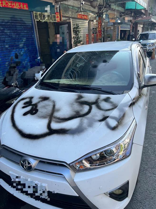 王女不甘心被林姓男友分手，屡次朝林男儿子的自小客车喷漆毁损。（翻摄照片／石秀华高雄传真）