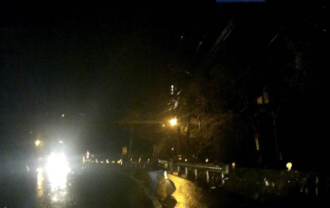 中横零星落石不断，警方徒手搬大石清理路面，维护用路人安全。（和平警分局提供）