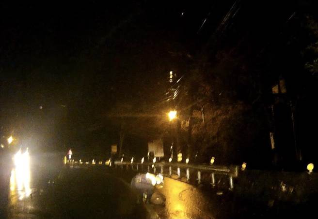 中横零星落石不断，警方徒手搬大石清理路面，维护用路人安全。（和平警分局提供）