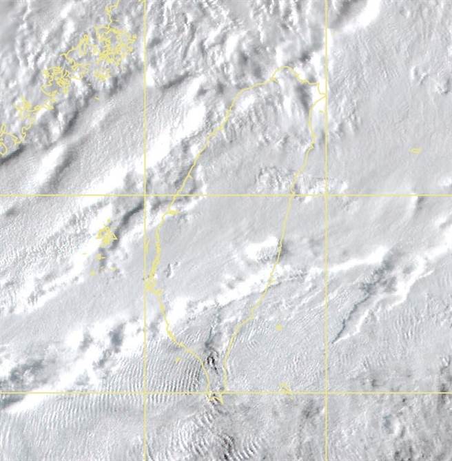 氣象局長鄭明典今PO出一張衛星雲圖照，驚呼白白一片雲層厚到把台灣蓋住，消失了。(翻攝自 鄭明典臉書)