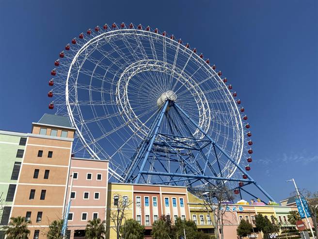 台中海线地区因为重大建设到位，大型商场人潮带来钱潮，就业机会增多，房市行情增温，追价因素也让议价空间减少。（卢金足摄）