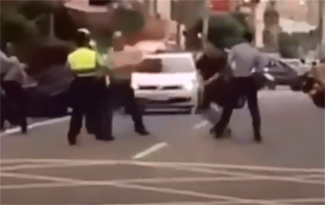 男子下车拿铁棒朝杨男不断猛挥，现场所有人吓坏，杨男被打后重伤送医7天不治，男子则辩称是在「帮警察」，仍被依杀人罪判17年徒刑，全案定谳。（翻摄画面）