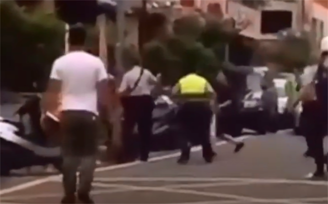 男子下车拿铁棒朝杨男不断猛挥，现场所有人吓坏，杨男被打后重伤送医7天不治，男子则辩称是在「帮警察」，仍被依杀人罪判17年徒刑，全案定谳。（翻摄画面）