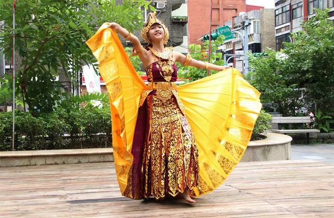 林小婷学习印尼传统舞蹈，培养母国文化素养，常受邀表演。（移民署提供／李文正台北传真）