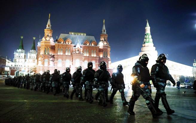 美国驻俄罗斯大使馆20日警告在俄美国人，包括莫斯科、圣彼得堡、俄乌边界的商场、铁路、地铁站等公共场合恐被攻击，呼吁公民要有撤离计画。图为俄罗斯国民兵聚集莫斯科红场。（资料照／美联社）