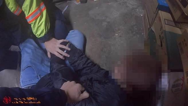 警方赶赴现场将苏嫌逮捕到案。（翻摄照片／李京升苗栗传真）