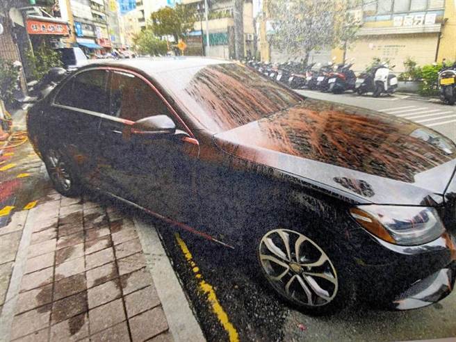 陈姓男子停放在门口的轿车遭人泼洒红漆。（民眾提供／李文正台北传真）