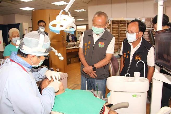 苗栗县府今年持续补助５５岁以上原住民长辈装假牙。（本报资料照片）