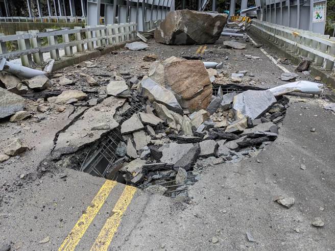 中橫便道17.1公里處， 21日早上遭巨石砸出大洞，橋面多處嚴重凹陷。（民眾提供）