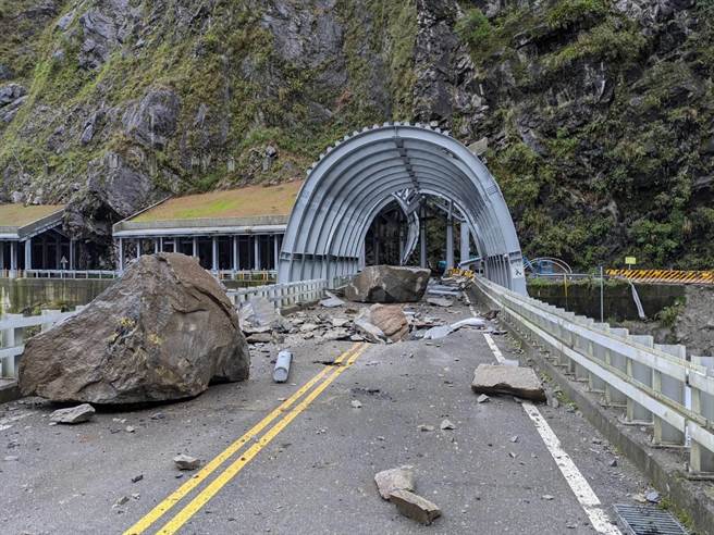 中橫便道17.1公里處， 21日早上遭巨石砸出大洞，橋面多處嚴重凹陷。（民眾提供）