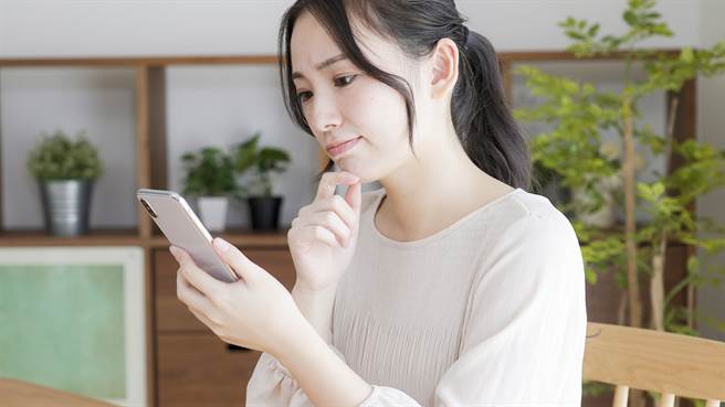 1名人妻某次使用丈夫手机时发现「贴图使用歷史纪录」中出现多个爱心、搂保、亲嘴贴图，但她却1次也没有收到，惊觉丈夫疑似出轨。（示意图/Shutterstock提供）
