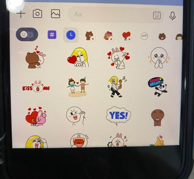 1名人妻某次使用丈夫手机时发现「贴图使用歷史纪录」中出现多个爱心、搂保、亲嘴贴图，但她却1次也没有收到，惊觉丈夫疑似出轨。（翻摄自Dcard）