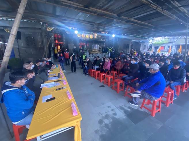 位于淡水区清水街上的淡水祖师庙，为争取庙前道路，上周末于庙埕广场召开说明会，以影片、文宣影射新北市议员郑宇恩因争取该道路上古蹟施家古厝修建，阻碍道路开辟，郑宇恩驳斥，施家古厝早在她当选前就列为市定古蹟，该指控为政治操作（戴上容摄）