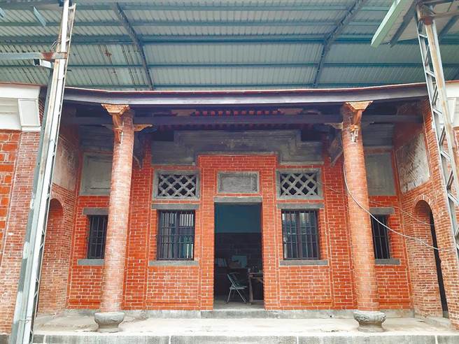 施家古厝位于淡水清水祖师庙前道路上，因依文化资产保存法第30条规定，不得破坏古蹟完整，因此该路段将採景观步道方式办理，图为施家古厝外观（文化局提供／戴上容新北传真）