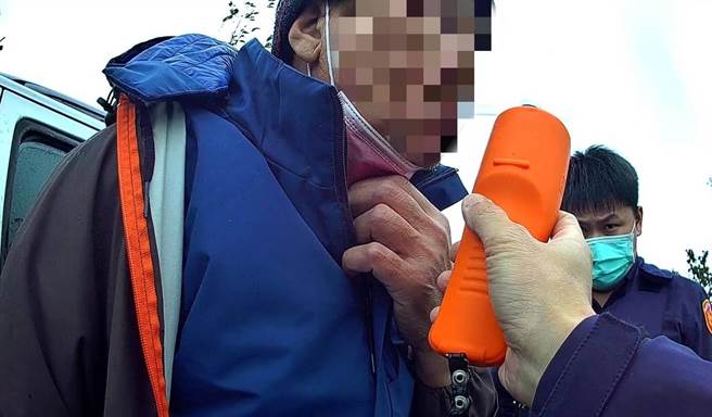 大园区64岁的林姓男子因行车速度忽快忽慢遭警方拦查，被查获酒驾送办。(翻摄照片／蔡依珍桃园传真)