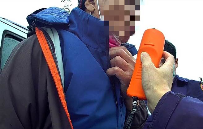 大园区64岁的林姓男子因行车速度忽快忽慢遭警方拦查，被查获酒驾送办。(翻摄照片／蔡依珍桃园传真)
