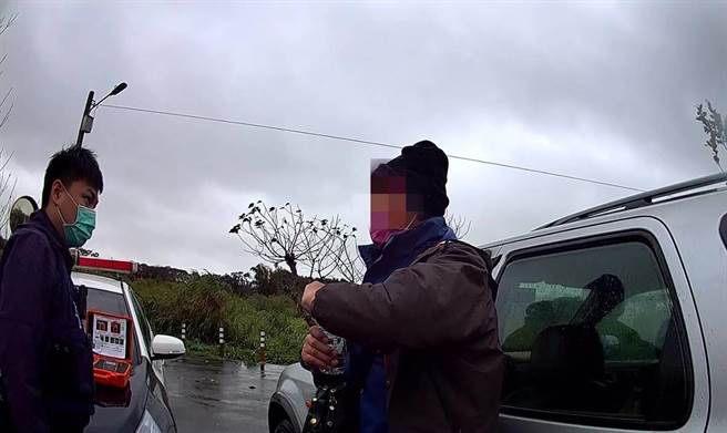 大园区64岁的林姓男子因行车速度忽快忽慢遭警方拦查，被查获酒驾送办。(翻摄照片／蔡依珍桃园传真)