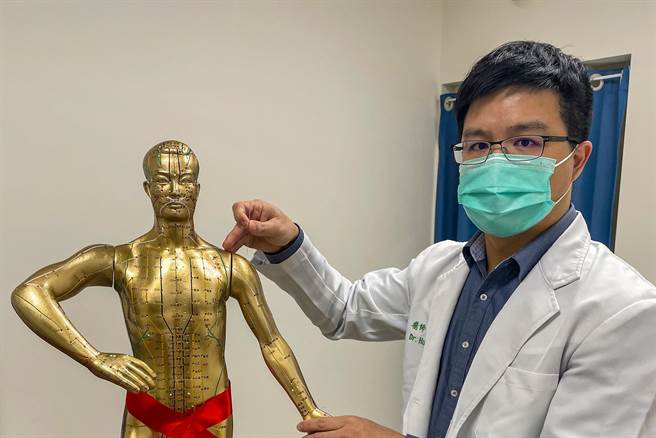 中医大新竹附医中医科医师黄诗伟，针对陈妇肩关节和肘关节肿胀沾黏部位，以针灸进行松解，让陈妇恢復正常生活。（罗浚滨摄）