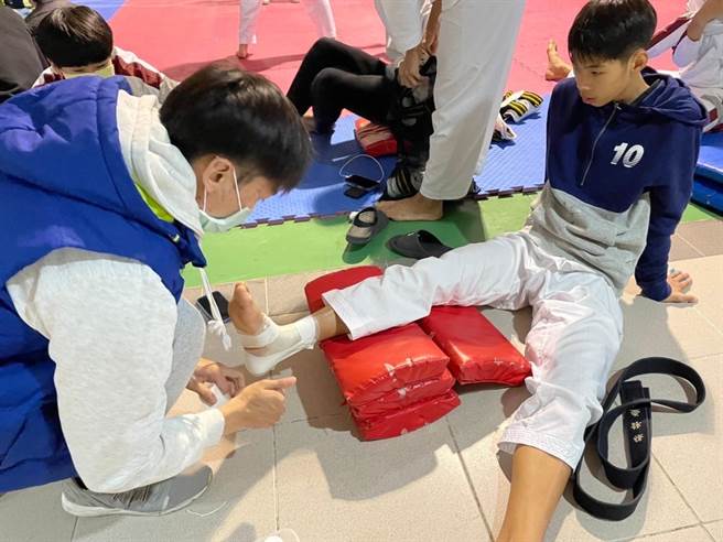 东华大学体育与运动科学系吴昭庆，是该系第一位训练通过运动防护员资格检定考试，取得运动防护员资格者。运动员出身的他，了解成功的运动员伴随运动伤害的累积，盼未来能成运动选手最坚强的后盾。（东华大学提供／罗亦晽花莲传真）