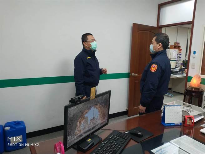 新北市中和警分局为减轻基层干部压力，今年2月23日起所辖共10个派出所，将增置一名副所长。（中和警分局提供）