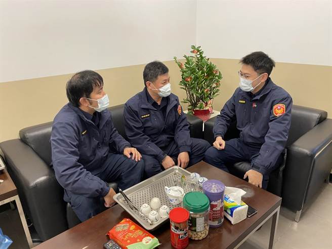 新北市中和警分局为减轻基层干部压力，今年2月23日起所辖共10个派出所，将增置一名副所长。（中和警分局提供）