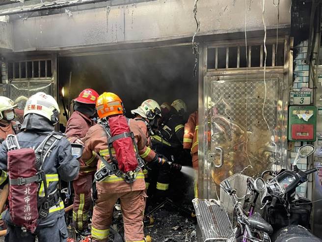 板橋某公寓疑似氣爆，1名老婦人不幸死亡。（民眾提供）