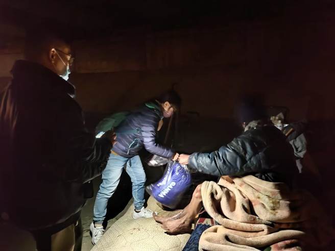 台中市府发放毛毯及御寒衣物予街友，启动街友低温关怀机制，提醒街友注意身体状况，平安度过寒冬。（台中市府提供／卢金足台中传真）