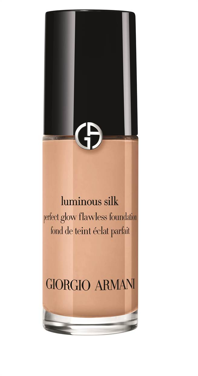 GIORGIO ARMANI 轻透亮丝光粉底 ＃4.5，2350元。（GIORGIO ARMANI 提供） 