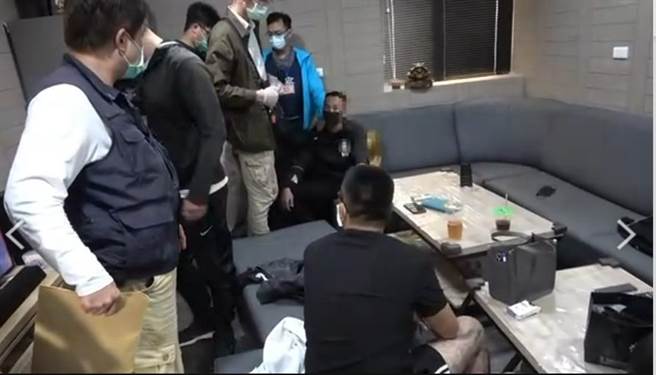 警方衝入郭嫌等人位於大社區鐵皮屋的據點，逮獲6嫌。（翻攝照片／石秀華高雄傳真）