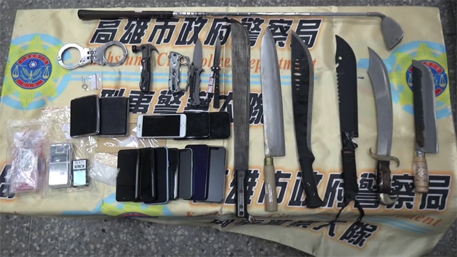 警方在郭嫌等人的巢穴查扣多把刀械等討債及參與鬥毆的犯案工具。（翻攝照片／石秀華高雄傳真）