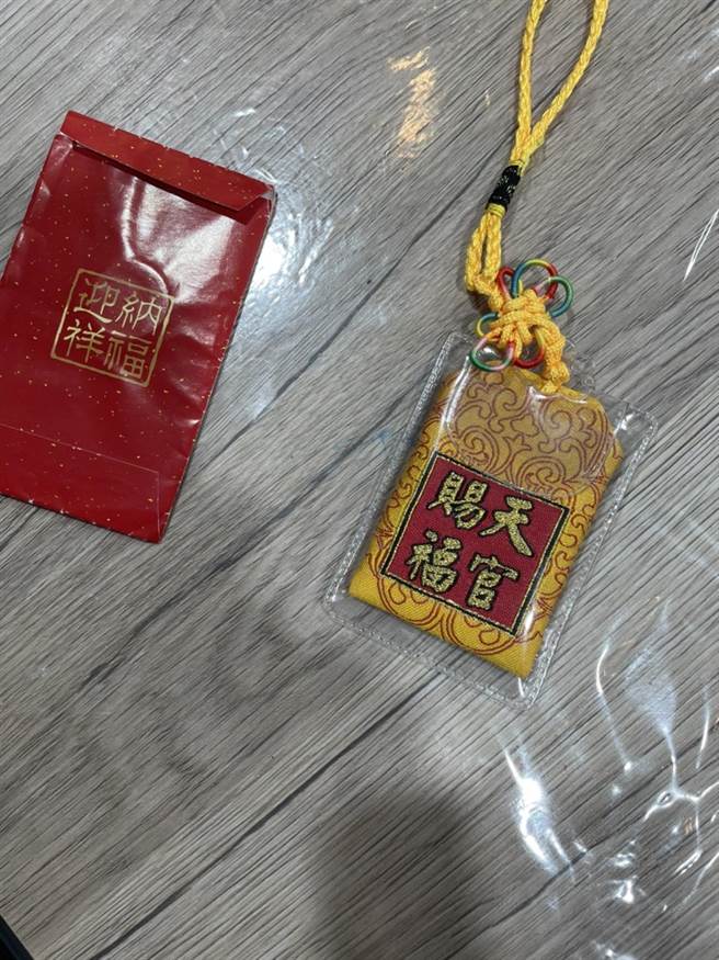 郭男配戴「天官賜福」的護身符，但卻從事一連串暴力討債行為。（翻攝照片／石秀華高雄傳真）