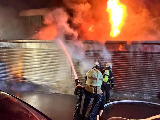 桃园八德一栋大楼凌晨大火，车库轿车遭焚毁。(翻摄照片／蔡依珍桃园传真)