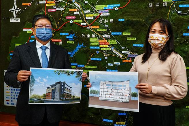 竹东全民运动馆评选决标，县长杨文科（左）指3月开地方说明会，力拚年底开工。（罗浚滨摄）